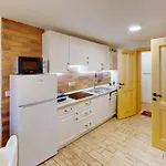 Hisa Margit, 150 *