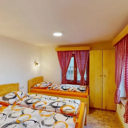 Hisa Margit, 150 アパート