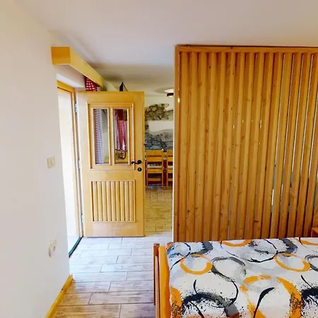 Hisa Margit, 150 *